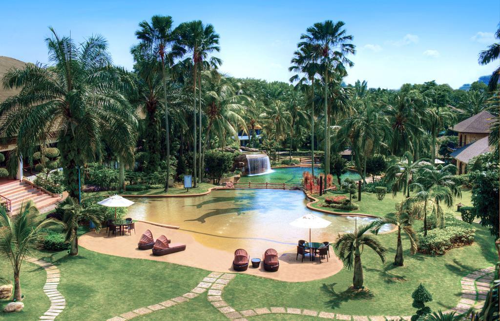 Cyberview Resort & Spa Cyberjaya Exterior photo The resort's lagoon