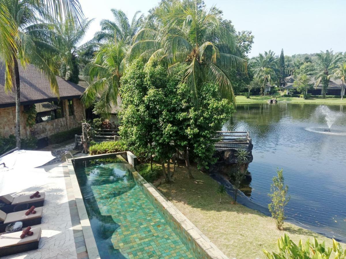 Cyberview Resort & Spa Cyberjaya Exterior photo The resort's pool