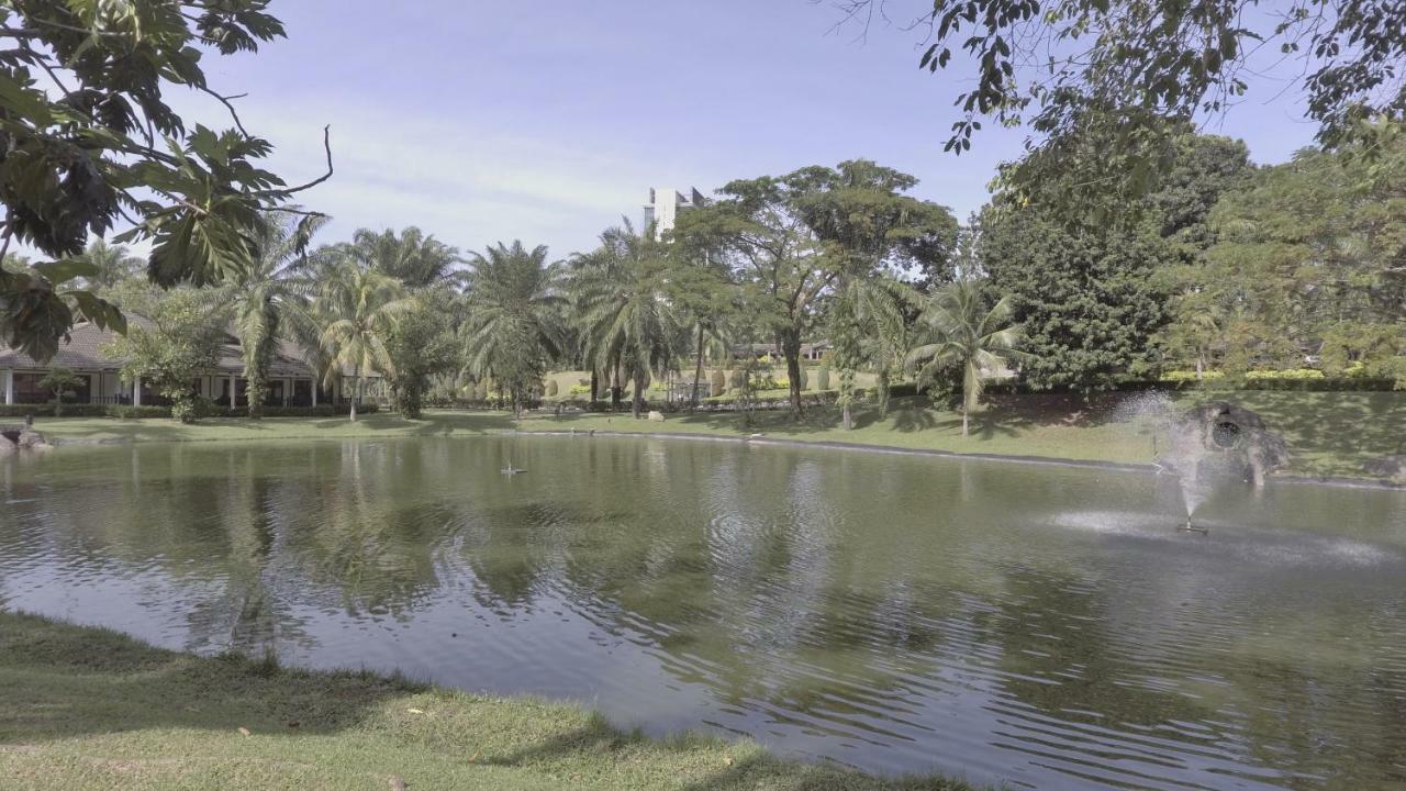 Cyberview Resort & Spa Cyberjaya Exterior photo View of the lake
